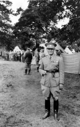 Ministr �s. n�rodn� obrany ve Velk� Brit�nii gen. Sergej Ingr u �s. jednotek v�Cholmondeley v��ervenci 1940. 