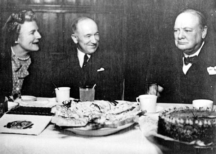 Slavnostn� ve�e�e. Zleva: Clementine Churchillov�, Edvard Bene� a Winston Churchill.