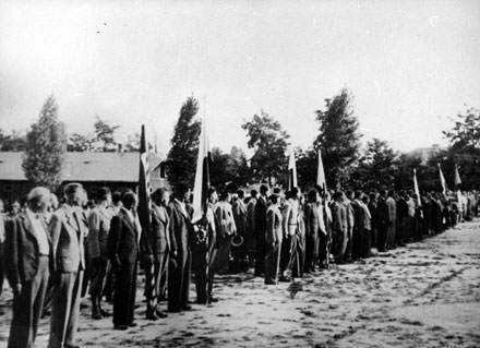 
P�i sv� cest� do �ad �s. arm�dy ve Velk� Brit�nii pro�li n�kte�� para�utist� Polskem. T�bor v Mal�ch Bronowic�ch v�Polsku 30. 8. 1939.