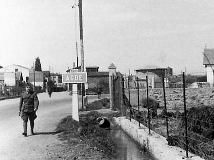 U jihofrancouzsk�ho m�sta Agde, na pob�e�� francouzsk� rivi�ry, vznikl na podzim 1939 v�cvikov� t�bor �s. jednotek ve Francii. 