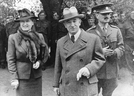 Srpen 1940, nvtva prezidenta Edvarda Benee schot Hanou u s. pozemnch jednotek vCholmondeley. Doprovz je gen. Bedich Neumann  Miroslav. 