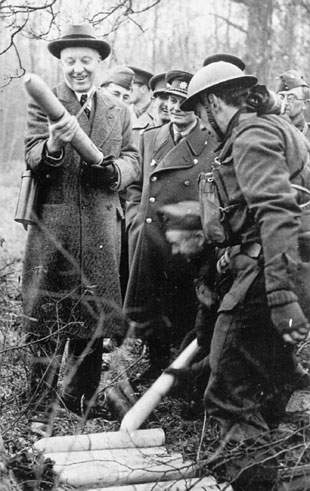 Britsk� ministr pro veden� hospod��sk� v�lky (Ministry of Economic Warfare) Hugh Dalton, mu�, do jeho� kompetenc� byla v��ervenci 1940 d�na Special Operations Executive (SOE), na n�v�t�v� u 1 �s. d�l. pluku. Doprov�z� jej �s. ministr n�rodn� obrany Sergej Ingr. 