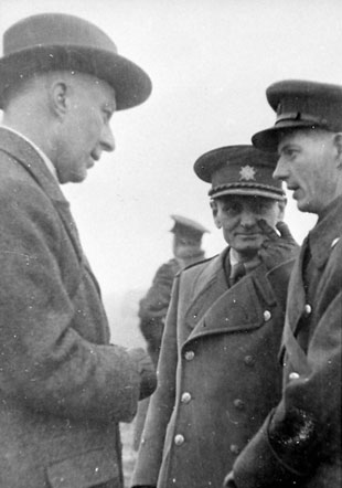 Zleva: britsk� ministr pro veden� hospod��sk� v�lky Sir Hugh Dalton, �s. ministr n�rodn� obrany gen. Sergej Ingr a sty�n� d�stojn�k �esk� sekce SOE Alfgar Hesketh � Prichard. 
