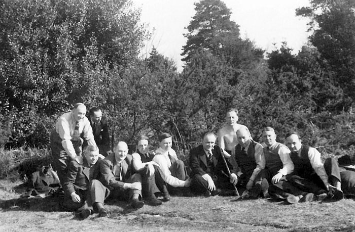 �Jeden�ctka� �s. vojensk�ch zpravodajsk�ch d�stojn�k�. Zleva : V�clav Sl�ma, Karel Pale�ek, Old�ich Tich�, Vladim�r Cigna, Josef Fo�t, Emil Strankm�ller, Franti�ek Moravec, Franti�ek Fry�, Josef Bart�k, Alois Frank a Jaroslav Tauer.
