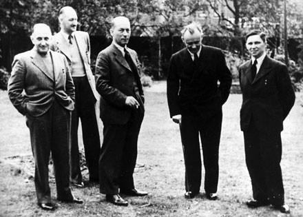 Mu�i �Moravcovy jeden�ctky� v�Lond�n�.  Zleva: Jaroslav Tauer, Vladim�r Cigna, Josef Bart�k, Franti�ek Moravec a Emil Strankm�ller, kter� pozd�ji velel   1. odd�len� ofenzivn�ho zpravodajstv�, do jeho� kompetence spadala Zvl�tn� skupina D � zodpov�dn� za v�cvik para�utist�. 