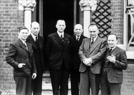 Zleva: Emil Strankm�ller, Josef Bart�k, Bohumil Bo�ek, Vladim�r Cigna, Franti�ek Moravec a Jaroslav Tauer � Moravcovi zpravodajci. 