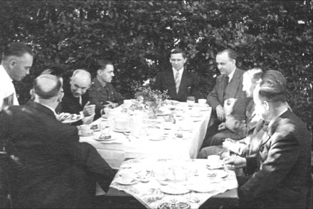 Setk�n� prezidenta Bene�e se zpravodajci. Vedle Edvarda Bene�e sed� zleva britsk� d�stojn�k SIS Harold Gibson, Emil Strankm�ller a Franti�ek Moravec.