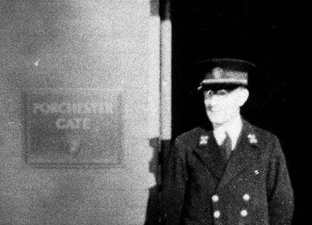 Tajn� fotografie vr�tn�ho a vstupu do objektu �s. vojensk�ch zpravodajc� na Porchester Gate na Bayswater Road v�Lond�n� � jedna z�m�la dobov�ch fotografi� tohoto objektu. 