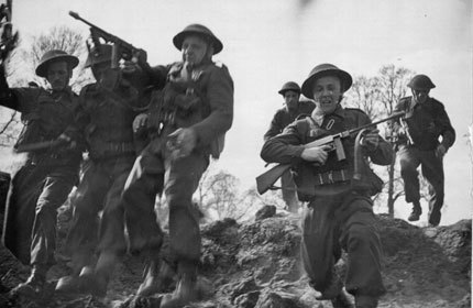 Prvn� f�ze v�cviku �s. para�utist�, tzv. Assault Course - �ty�t�denn� tvrd� t�lesn� tr�nink, prob�hala na severov�chod� Skotska, v�oblasti jezera Morar. Fotografie z�tohoto v�cviku se nedochovaly a proto pro jeho p�ibl�en� vyu��v�me fotografi� z�v�cviku �s. �dern�ch jednotek.