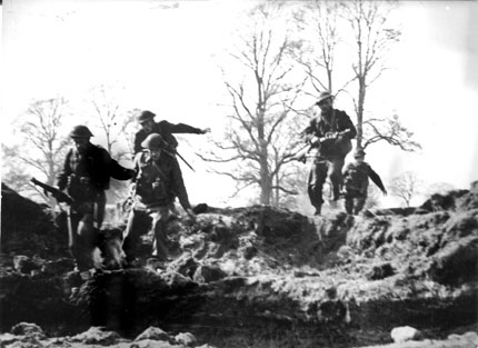 �ty�t�denn� Assault Course m�l d�vat budouc�m para�utist�m z�kladn� teoretick� a praktick� znalosti �to�n�ho boje. M�l upev�ovat a zvy�ovat obratnost, s�lu, odvahu, rychlost a post�eh.