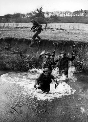 Jedn�m ze z�klad� v�cviku byl i Closecombat � boj z�bl�zka, v�r�mci n�j� se hodn� pozornosti soust�edilo na tzv. silent killing � tich� zab�jen�. Mlad� mu�i ze st�edn� Evropy se v�r�mci n�j u�ili z�klady um�n� d�ln�v�chodn�ch mistr�. Hlavn�m c�lem bylo odstranit nep��tele, ani� byste vzbudili sebemen�� pozornost.