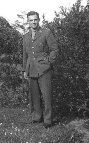Kapit�n Denis Nicholson, dal�� mu� z�instruktorsk�ho t�mu mjr. Younga � ��fa STS 25. 
