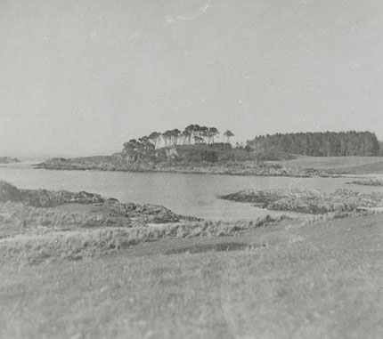 Prvn� f�ze v�cviku �s. para�utist�, tzv. Assault Course, prob�hala v�letech 1941 � 1943 v�severoz�padn�m Skotsku, rodn�m kraji pozd�j��ho ��fa SOE Colina Gubbinse. Z�kladnou pro velk� mno�stv� zdej��ch n�rodn�ch v�cvikov�ch �kol bylo m�ste�ko Arisaig.