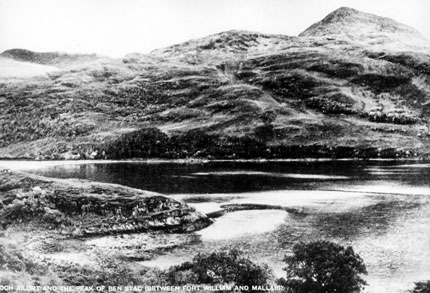 Na oblast okolo Loch Morar vzpom�naj� �s. para�utist� a ��astn�ci kurz� s�nad�en�m. Jen jedin� tu mlad�m mu��m chyb�lo, b�hem m�s��n�ho v�cviku tu �asto nenarazili na ��dn�ho �lov�ka krom nich, nato� pak na �enu.