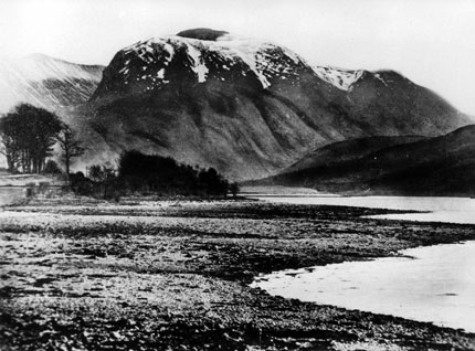Drsn rz krajiny vokol Fort Williamu. Pohled na zasnen vrcholek nejvy britsk hory Ben Nevis od jezera Eil.