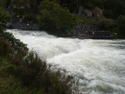 ADne�n� pohled na v�pust z�jezera Morar � hydroelektr�rnu, teoretick� pl�ny na jej� destrukci pat�ily k�jednomu z�vrchol� v�cviku v�pou��v�n� v�bu�nin.
