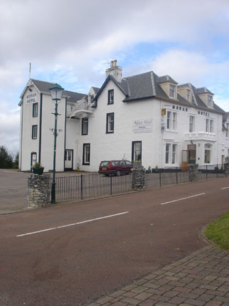 Hotel Morar, kam podle vzpom�nek ob�as skot�t� d�stojn�ci vzali sv� �eskoslovensk� kolegy, aby zde bez rozbu�ek a bl�skavice zdolali p�r lahv� whisky. 