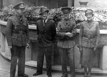Prvn� z��s. para�utist�, p�ipraven�ch ve spolupr�ci SOE a �s. voj. zpravodajc�, Otmar Riedl (operace BENJAMIN). P�ed cestou na leti�t� v�dubnu 1941, Lond�n, Porchester Gate. 
Zleva: �kpt. Jaroslav �ustr � p�ed mjr. Pale�kem velitel Zvl�tn� skupiny D, rtn. Otmar Riedl, kpt. Alfgar Hesketh � Prichard (SOE) a britsk� �idi�ka Nancy. Otmar Riedl byl omylem navig�tora letadla vysazen nad �zem�m Jugosl�vie, p�esto se pokusil dostat do Protektor�tu, v�Rakousku byl zajat, ale m�l �t�st�, �e kryc� p��b�h zam�stnance firmy Ba�a, vracej�c�ho se dom�, mu jeho kolegov� v�Protektor�tu potvrdili. Jeden z�m�la mu�� tzv. prvn� vlny operac�, kter� se konce v�lky do�il.
