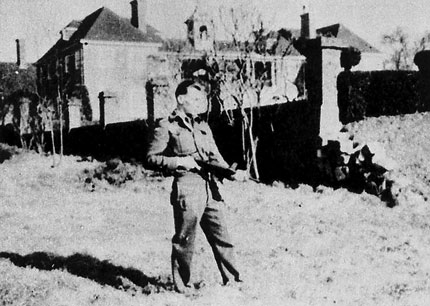 Npor. Rudolf Hrubec, nejv�razn�j�� osobnost v�cvikov� sekce Zvl�tn� skupiny D, p�edv�d� na zahrad� Special Training School (STS) 2 v�Bellasis u Dorkingu, ur�en� pro tzv. Finnishing Course � z�v�re�nou p��pravu �s. para�utist�, britsk� samopal Sten Gun.