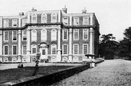 Special Training School (STS)  46 v�Chicheley Hall, kter� slou�ila pro z�v�re�n� v�cvik �s. para�utist� od l�ta 1942 do jara 1943.