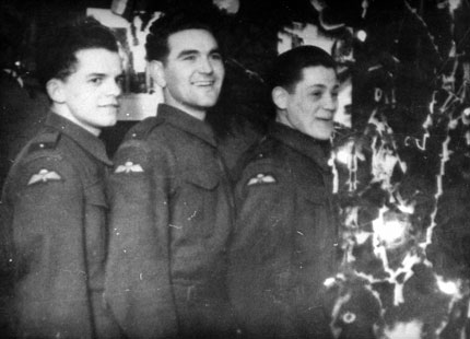V�noce roku 1941 u spojovac� �ety 2. praporu. Zleva stoj�: Old�ich Dvo��k, Jaroslav Kleme� a Ludv�k �ambala. Pro Old�icha Dvo��ka, budouc�ho para�utistu operace STEEL, jsou to posledn� V�noce.