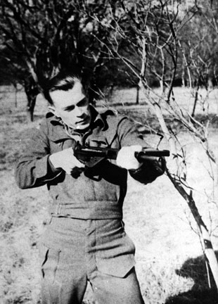 Rudolf Hrubec p�edv�d� anglick� samopal Sten Gun Mk. II.