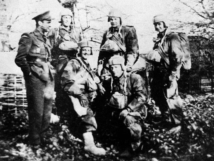Sn�mek �len� paraskupin INTRANSITIVE a TIN spolu se �kpt. Jaroslavem �ustrem v�posledn� f�zi p��pravy na operaci. Zleva : Jaroslav �ustr, Vojt�ch Luka�t�k, V�clav Kindl, Bohuslav Grabovsk�, p�ed nimi Jaroslav �varc a Ludv�k Cupal.