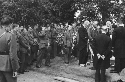 Tak� skotsk� Vyso�ina a jej� taje a divokost si p�ipsaly jednu �s. ob�. B�hem 6. kurzu 13. srpna 1942 zas�hla smrt synovce ��fa �s. ofenzivn�ho zpravodajstv� Josefa Strankm�llera. P�i dvoudenn�m pochodov�m cvi�en� horsk�m ter�nem uklouzl p�i p�ekon�v�n� rozvodn�n� horsk� byst�iny, noha se mu ne��astn� zasekla mezi kameny, zoufale bojoval n�kolik minut� Fotografie je z�jeho poh�bu v�m�st� odpo�inku �len� �s. odboje v�obdob� druh� sv. v�lky v�Pinner v�Middlesexu.