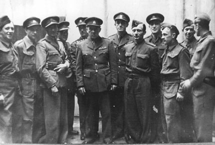Mu�i Zvl�tn� skupiny D � instrukto�i, t�lov� opora, velitel�. Zleva: Josef Ho�e�ovsk�, Rudolf Tur�ner, Josef Mod�ansk�, Vladim�r Hrabec, Josef S�sser, Karel Pale�ek, Rudolf Krz�k, Karel Svoboda, Vladim�r Vrb��ek, �tefan Pakan, Ladislav Pe��z a Jaroslav Pe��n.  