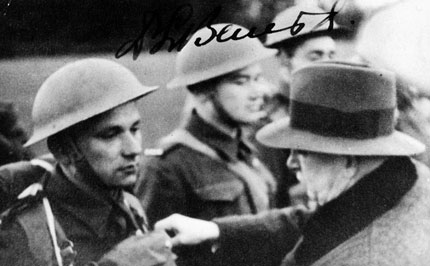 Prezident Edvard Bene�em vyznamenal v���jnu 1940 Josefa Gab��ka a Jana Kubi�e �s. v�le�n�m k��em 1939 za ��ast v�boj�ch ve Francii. Zb�v� jim rok a p�l �ivota. Hon na para�utisty byl ukon�en 18. �ervna 1942, state�n�m bojem v�krypt� kostela sv. Cyrila a Metod�je v�Resslov� ulici v�Praze. K�jejich dopaden� napomohla zrada jednoho z�koleg� z�v�cviku � Karla �urdy, nejv�t��ho zklam�n� �s. para�utistick�ho programu.