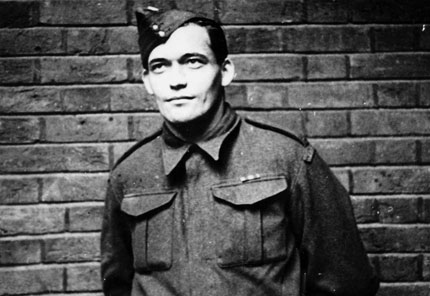 Legend�rn� sn�mky �s. para�utist� u cihlov� zdi na dvo�e Porchester Gate v�Lond�n� p�ed odletem do operace. Arno�t Mik�, ��astn�k operace ZINC. P�i p�tr�n� po shozen�m materi�lu narazil na �etnickou hl�dku. V�n�sledn� p�est�elce byl zran�n, aby nepadl do rukou nep��tele volil rad�ji dobrovolnou smrt.