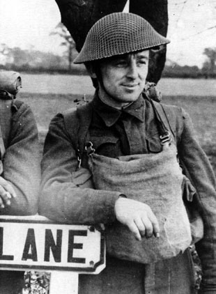Anton�n Barto�, velitel skupiny CLAY. Legend�rn� postava tzv. t�et� vlny operac� do Protektor�tu v�roce 1944. Zpravodajsk� �innost jeho skupiny a jej� funguj�c� spojen� s�Brit�ni� byly v�raznou posilou �s. odboje. 