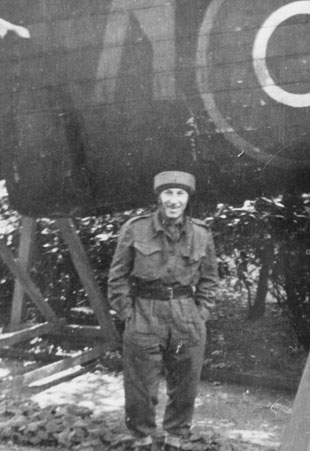 Karel Tich�, ��astn�k operace Destroyer � m���c� do Francie, s��kolem kontaktovat spolupracovn�ky �s. zpravodajstv� ve Francii a obnovit jejich �innost.
