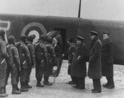 Mnoz� z�nich se poprv� pod�vali na sv�t z�letadla � proto sou��st� kurzu byl i prvn� tzv. cvi�n� let, kter� jim m�l uk�zat tuto novou perspektivu.