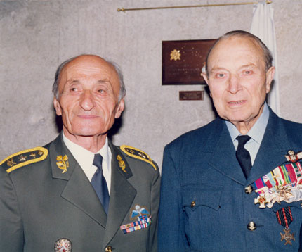 
S Wing Commanderem Hockeyem, kter� za druh� sv�tov� v�lky v��ad�ch RAF l�tal nad Protektor�t a vysazoval �s. para�utisty, na 1. sjezdu zahrani�n�ch voj�k�, po p�du komunistick�ho re�imu v �eskoslovensku a jejich �pln� rehabilitaci, 18. 6. 1991.