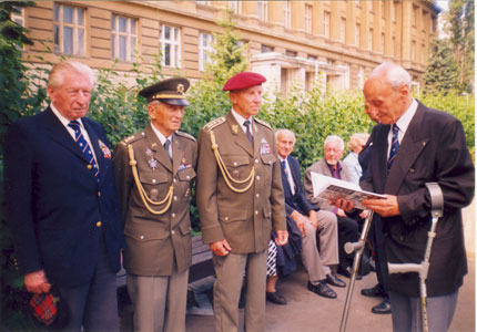 Genmjr. v.v. Ing. Rudolf Pernick� na vzpom�nkov� akci v Dejvic�ch 18. 6. 2000. 