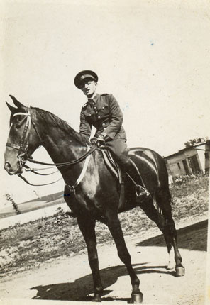 Rudolf Pernick byl velkm milovnkem kon. Se svm oblbenm konm u dlosteleckho pluku 108 v Hranicch na Morav v roce 1936.