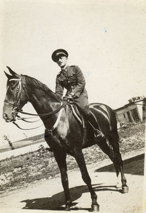 Rudolf Pernick� byl velk�m milovn�kem kon�. Se sv�m obl�ben�m kon�m u d�lost�eleck�ho pluku 108 v Hranic�ch na Morav� v roce 1936.