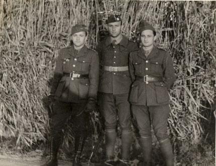 V Agde po n�vratu z cizineck� legie v z��� 1939. T�et� zleva Pernick�.