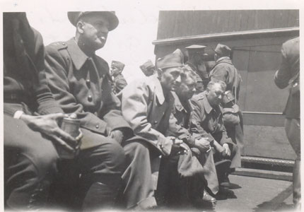 Na britsk� uheln� lodi Northmoor opou�t�l s ostatn�mi �s. voj�ky hrout�c� se Francii v�l�t� 1940 i t�et� zleva  por. Pernick�.