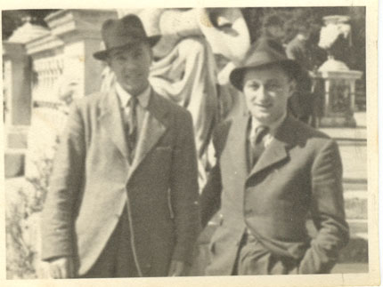 Zleva Leopold Musil a Rudolf Pernick v Londn ped odletem do operace Tungsten na podzim 1944.