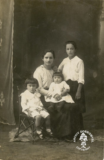 Boena Pernick, Rudolf Pernicks mother with her children. From left Rudolf, Miroslava and Olga.